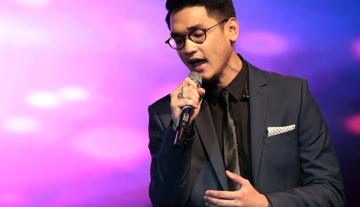 Sekitar dua tahun lalu, penyanyi Afgansyah Reza mengoleksi foto-foto dalam galeri ponselnya. Bahkan, ia mengaku hingga mencapai belasan ribu gambar. Tidak hanya itu, tapi juga simpab puluhan ribu lagu. (Deki Prayoga/Bintang.com)
