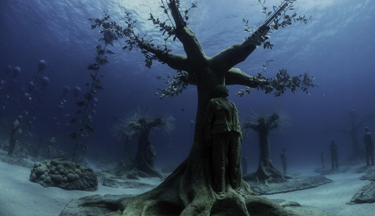 Pemandangan taman patung bawah laut MUSAM di Ayia Napa, Siprus, 18 September 2021. MUSAM terletak di atas pasir sepanjang lebih dari 167 meter (550 kaki) pada kedalaman hingga 10 meter (33 kaki) di lepas pantai Siprus. (EMILY IRVING-SWIFT/AFP)