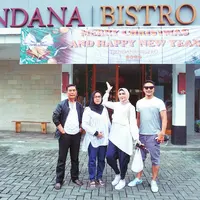 Awal tahun 2018 dijadikan sebagai untuk terus memperbaiki diri bagi keluarga Arie Untung. Presenter dan pemeran itu terlebih dulu memperdalam keyakinannya. Tidak lama kemudian, sang istri juga tampil lebih islami. (Instagram/ariekuntung)