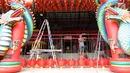 Seorang pria memasang lampion di Vihara Kwan In Thang Pondok Cabe, Tangerang Selatan, Banten, senin (28/1). Sepekan menjelang perayaan Tahun Baru China atau Imlek sejumlah vihara terus berbenah untuk mempercantik Vihara. (Merdeka.com/Arie Basuki)