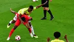 Bek timnas Kolombia, Yerry Mina berebut bola dengan pemain Inggris, Raheem Sterling pada babak 16 besar Piala Dunia 2018 di Stadion Spartak, Selasa (3/7). Selain adu penalti, sebuah kejadian menarik tertangkap kamera pada laga itu. (AFP/Mladen ANTONOV)