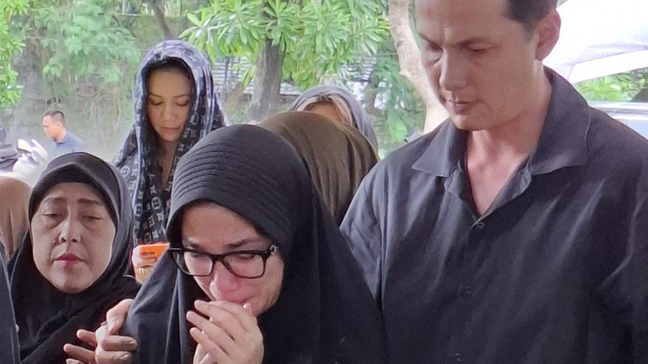 Potret Andhika Pratama Ungkap Alasan Ibu dan Adik Ussy Sulistiawaty Dimakamkan Satu Liang Lahat