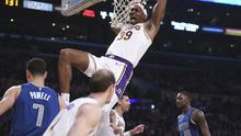 Dwight Howard melakukan dunk saat membantu Lakers mengalahkan Mavericks di lanjutan NBA (AP)