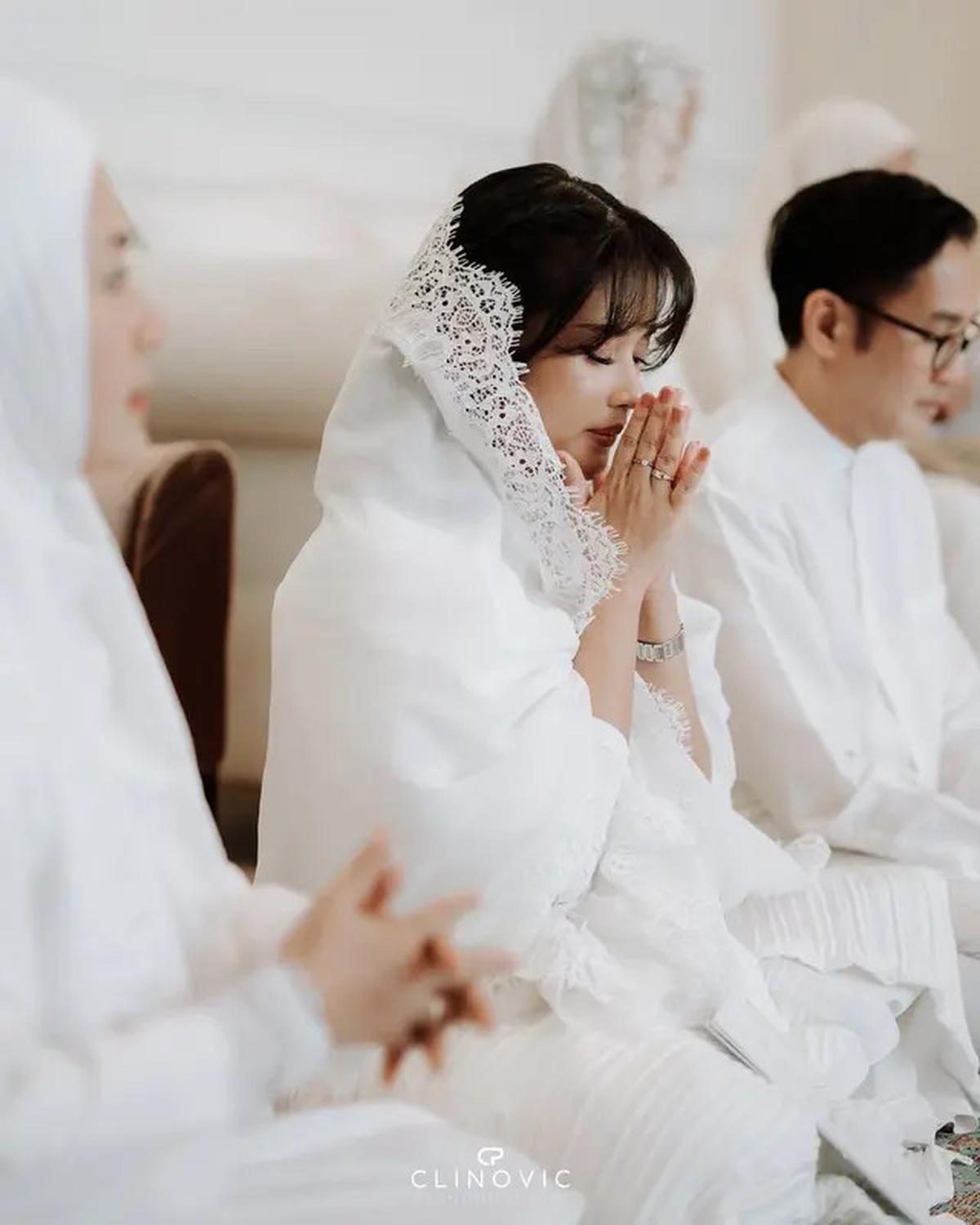 7 Foto Pengajian Jelang Pernikahan Anak Ikke Nurjanah, Kompak Menemani Bareng Aldi Bragi