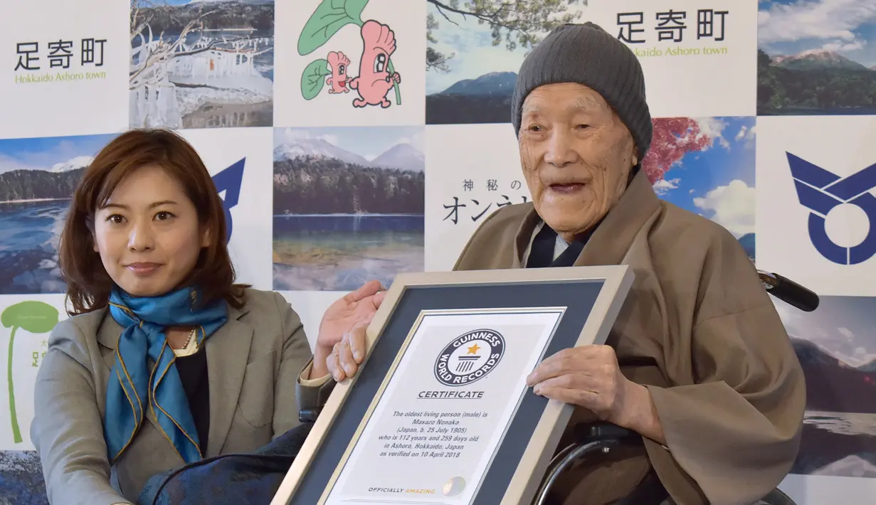 Masazo Nonaka dari Jepang menerima sertifikat sebagai pria tertua di dunia dari Guinness World Records di pulau Hokkaido, Selasa (10/4). Nonaka lahir pada 25 Juli 1905, beberapa bulan sebelum Albert Einstein menerbitkan teori relativitas. (JIJI PRESS/AFP)