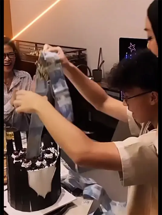 Kejutan diberikan untuk Keanu. Tulisan happy birthday pun ditarik, ternyata ada pecahan uang Rp 50 ribuan yang disusun panjang. [Instagram/angelinasondakh09]