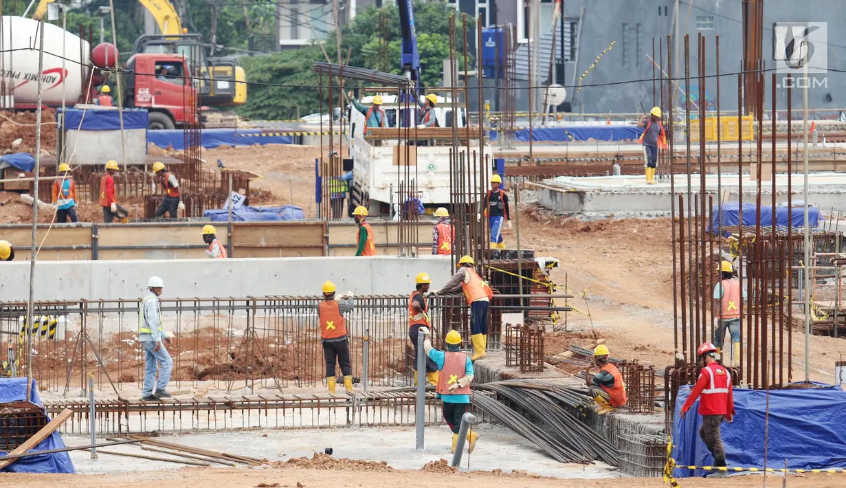 Pekerja tengah menyelesaikan pembangunan depo MRT Lebak Bulus, Jakarta, Senin (19/6). Bangunan tersebut  berdiri di atas lahan seluas 1.000 meter persegi. (Liputan6.com/Angga Yuniar)
