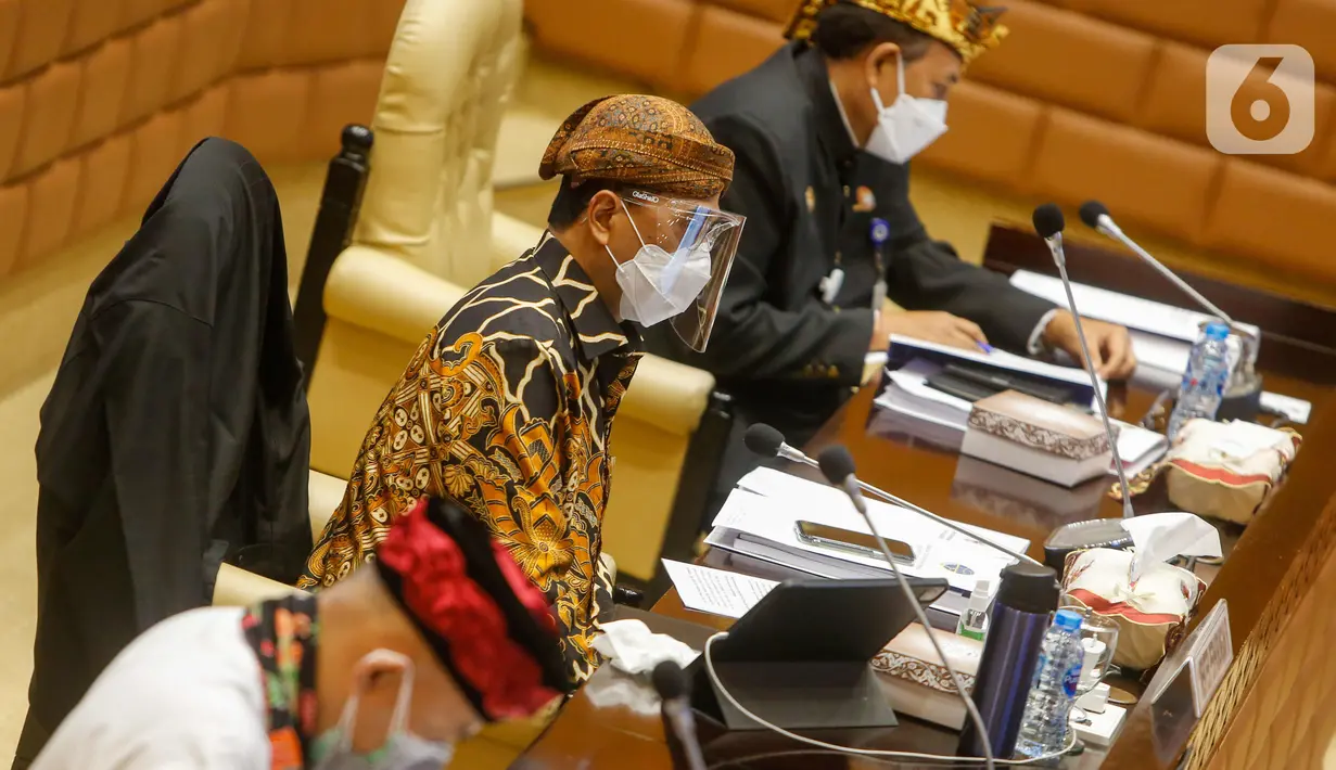 Menteri Perhubungan Budi Karya Sumadi memakai batik dan blangkon saat rapat kerja dengan Komisi V DPR di Kompleks Parlemen, Senayan, Jakarta, Selasa, (16/3/2021).  Pihak Kementerian Perhubungan akan menyiapkan pelaksanaan mudik yang lebih ketat. (Liputan6.com/Angga Yuniar)