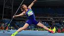 Lemparan Sara Kolak mengalahkan Sunette Viljoen dari Afrika Selatan (64,92) dan Barbara Spotokova dari Republik Ceska (64,80) pada final lempar lembing putri Olimpiade Rio 2016 di Stadion Olympic, Rio de Janeiro, (19/8/2016). (AFP/Franck Fife)