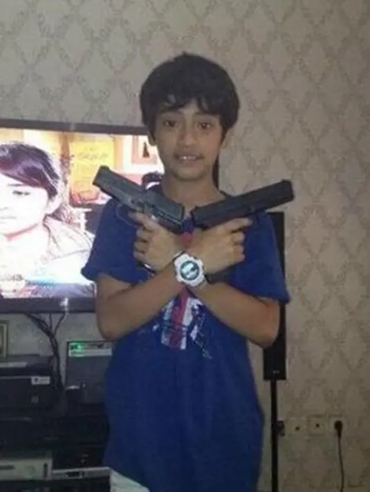 Sosok yang aktif dan tengil memang identik dengan Abidzar Al-Ghifari. Ia suka mencoba hal baru dan selalu terlihat antusias. Seperti saat ia masih kecil terlihat senang ketika memiliki mainan bentuk pistol-pistolan. (Liputan6.com/IG/abidzar73)