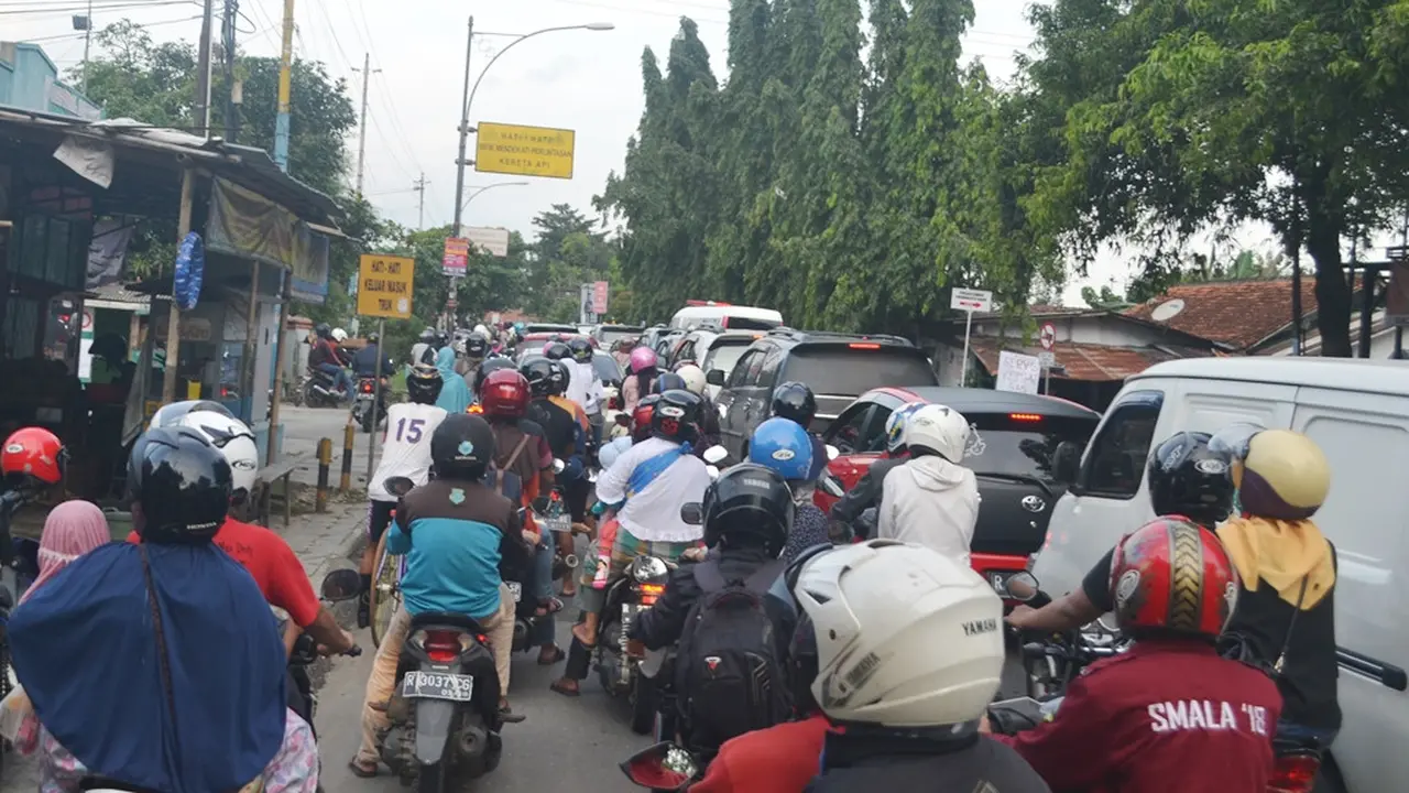 Perlintasan sebidang Stasiun Besar Purwokerto rawan macet. (Liputan6.com/Muhamad Ridlo)