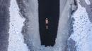 Seorang pria berenang di danau yang sebagaian beku dengan es saat suhu minus 20 derajat Celcius di Shenyang di provinsi Liaoning timur laut China (10/12). (AFP Photo/Str/China Out)