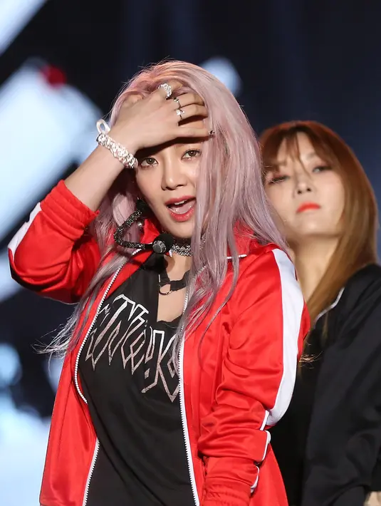 Jeritan para penonton langsung meramaikan suasana. Suasana semakin ramai, lantaran banyak para penonton yang berusaha merangsek ke depan panggung untuk bisa lebih dekat dengan idolanya. (Bambang E. Ros/Bintang.com)