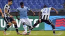 Striker Lazio, Balde Diao Keita, berusaha melewati pemain Udinese pada laga lanjutan Serie A di Stadion Olympic, Roma (13/9/2015). Keita menjadi pemain yang diperebutkan AC Milan dan Juventus. (AFP/Andreas Solaro)