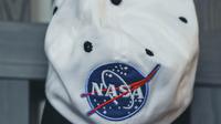 Ilustrasi topi berlogo NASA (dok. Unsplash.com/Edgar Moran)