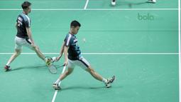 Marcus Gideon gagal mengembalikan kok ke arah Fajar Alfian/Rian Ardianto pada semifinal Indonesia Open 2018 di Istora Senayan, Jakarta, (7/6/2018). Kevin/Marcus menang 21-13, 21-10. (Bola.com/Nick Hanoatubun)