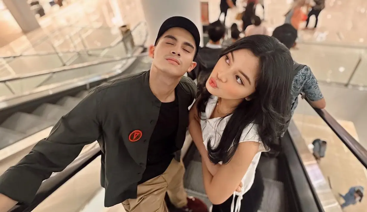 Film Dilan 1990 adalah film pertama yang pertemukan Yoriko Angeline dan Omara Esteghlal. Selain Iqbaal Ramadhan dan Vanesha Prescilla, Yoriko dan Omara juga jadi perhatian penonton. Meski baru pertama kali disatukan pada saat itu, namun chemistry keduanya sampai ke penonton. Luangkan waktu bertemu, kebersamaan dua artis muda ini tetap kompak. (Liputan6.com/IG/@yorikooangln_)