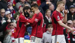 Selebrasi gelandang Manchester United, Bruno Fernandes (kiri) bersama rekannya, Casemiro setelah mencetak gol penyeimbang 1-1 ke gawang Liverpool pada laga pekan ke-32 Premier League 2023/2024 di Old Trafford Stadium, Manchester, Minggu (7/4/2024). (AP Photo/Dave Thompson)