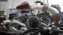 Onderdil motor Harley Davidson yang diselundupkan menggunakan pesawat baru milik Garuda Indonesia saat konferensi pers di Kementerian Keuangan, Jakarta, Kamis (5/12/2019). Harga motor Harley Davidson keluaran tahun 1970-an tersebut mencapai Rp 800 juta per unitnya. (merdeka.com/Iqbal S Nugroho)