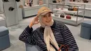 Paula Verhoeven padukan stripe long sleeve dan black jeans pants dengan hijab panjang dan topi [@paula_verhoeven]