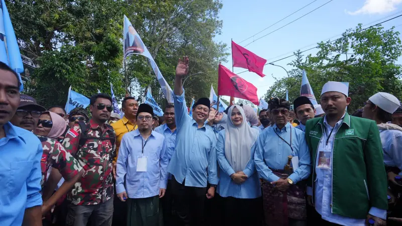 Lautan massa pendukung dan relawan pasangan bakal calon gubernur dan bakal calon wakil gubernur Lalu Muhamad Iqbal-Indah Damanyanti Putri (Iqbal-Dinda) resmi mendaftar ke Komisi Pemilihan Umum (KPU) Provinsi NTB, Kamis (29/8/2024) (Istimewa)