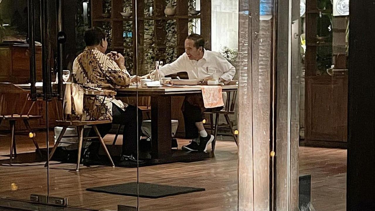"Malam ini, Bapak Presiden rileks sejenak mencoba masakan nusantara di Rumah Makan Seribu Rasa Menteng. Saat makan malam, Presiden didampingi Menhan Bapak Prabowo Subianto,