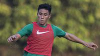 Gelandang Timnas Indonesia U-22, Hanif Sjahbandi, saat latihan di Lapangan SPH Karawaci, Banten, Senin (7/8/2017). Latihan dilakukan sebagai persiapan jelang SEA Games 2017 Malaysia. (Bola.com/Vitalis Yogi Trisna)