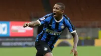 Bek Inter Milan,  Ashley Young  berselebrasi usai mencetak gol ke gawang Torino pada pertandingan lanjutan Liga Serie A Italia di stadion San Siro di Milan, Italia (13/7/2020). Inter Milan menang telak 3-1 atas Torino. (AP Photo/Luca Bruno)