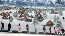 Bermain di Trans Snow World Bintaro, pengunjung akan diajak untuk menari dan bergembira dengan menikmati The Frosty Parade bersama The Snow Crew dan Snow Rangers. (Yasuyoshi CHIBA/AFP)