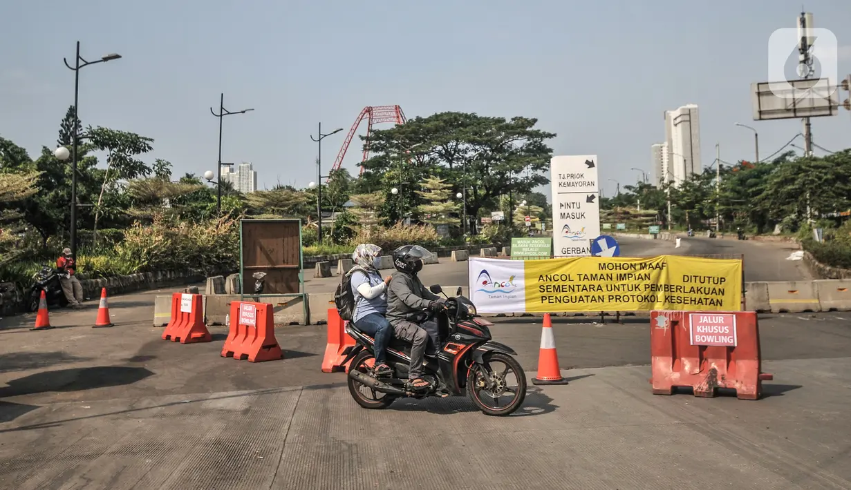 Pengunjung terpaksa putar arah saat penutupan sementara Taman Impian Jaya Ancol, Jakarta, Minggu (16/5/2021). Ancol ditutup sementara akibat kerumunan pengunjung yang tidak taat protokol kesehatan pada libur Lebaran kemarin. (merdeka.com/Iqbal S. Nugroho)