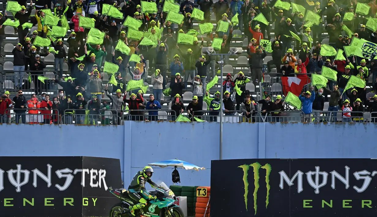 Rossi berhasil finis sepuluh pada balapan MotoGP Emilia Romagna 2021, yang ditandai dengan keberhasilan Fabio Quartararo menjadi juara dunia MotoGP 2021. (AFP/Andreas Solaro)
