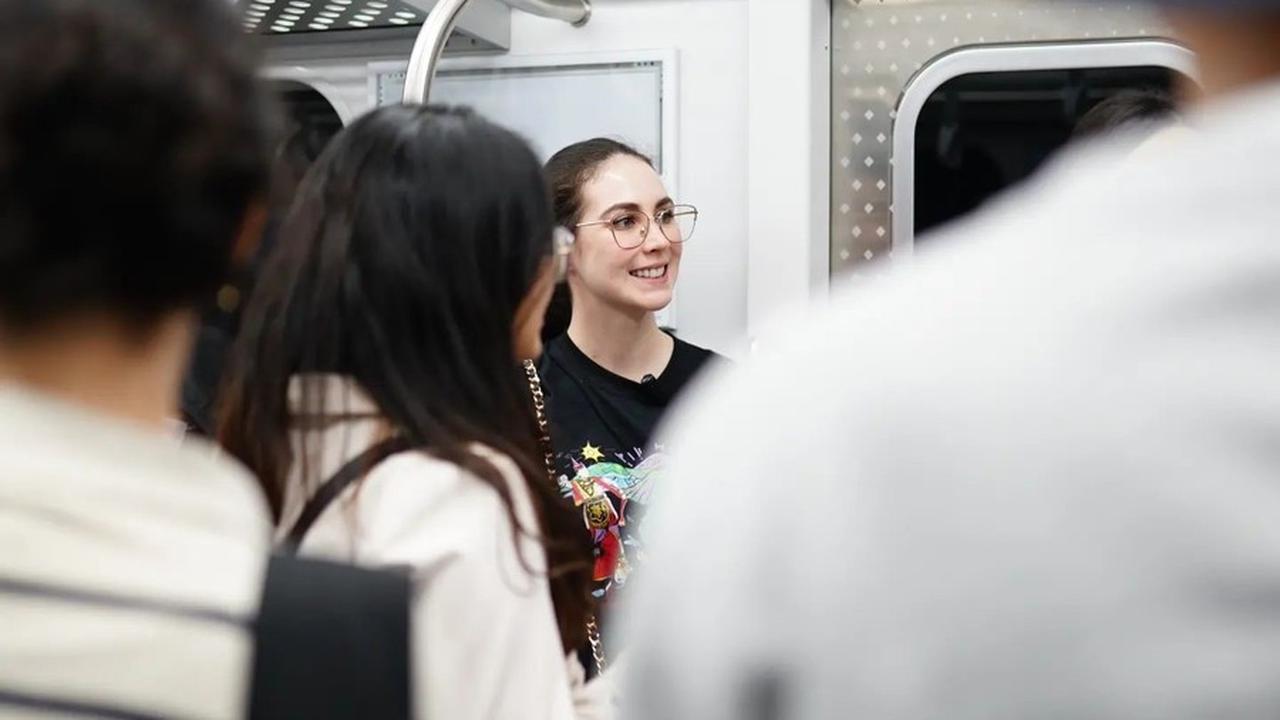 Meskipun memiliki segudang fasilitas sebagai istri pejabat negara, Arumi Bachsin beberapa kali terlihat menggunakan transportasi publik untuk bepergian.<br>