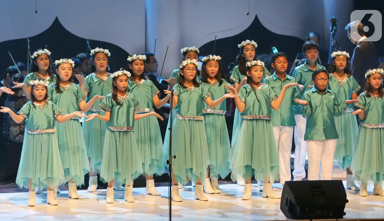 Paduan suara melantunkan lagu dari film Disney dalam Jakarta Concert Orchestra 2019 di Teater Jakarta, Taman Ismail Marzuki, Minggu (1/12/2019). Konser menyajikan beragam lagu dari film Disney bertajuk When You Wish Upon a Star. (Liputan6.com/Fery Pradolo)