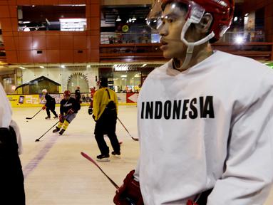 Pemain Timnas Hoki Es Indonesia saat latihan di Bintaro X Change, Rabu (23/10). Sebanyak 18 atlet akan ikut berjuang pada SEA Games 2019 mendatang. (Bola.com/M Iqbal Ichsan)