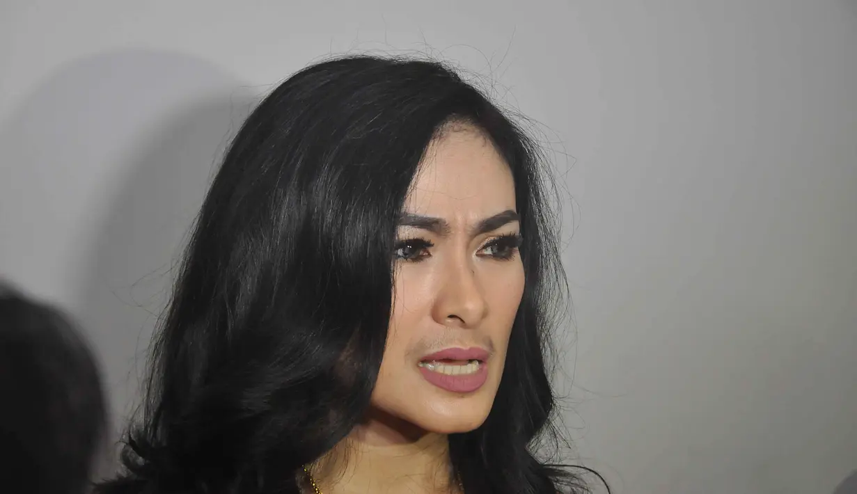 "Iya dong, suami aku kan pilot. Paling enggak setahun sekali (medical check up)," tandas Iis di kawasan Kebon Jeruk, Jakarta Barat, Selasa (12/4/2016). (Nurwahyunan/Bintang.com)