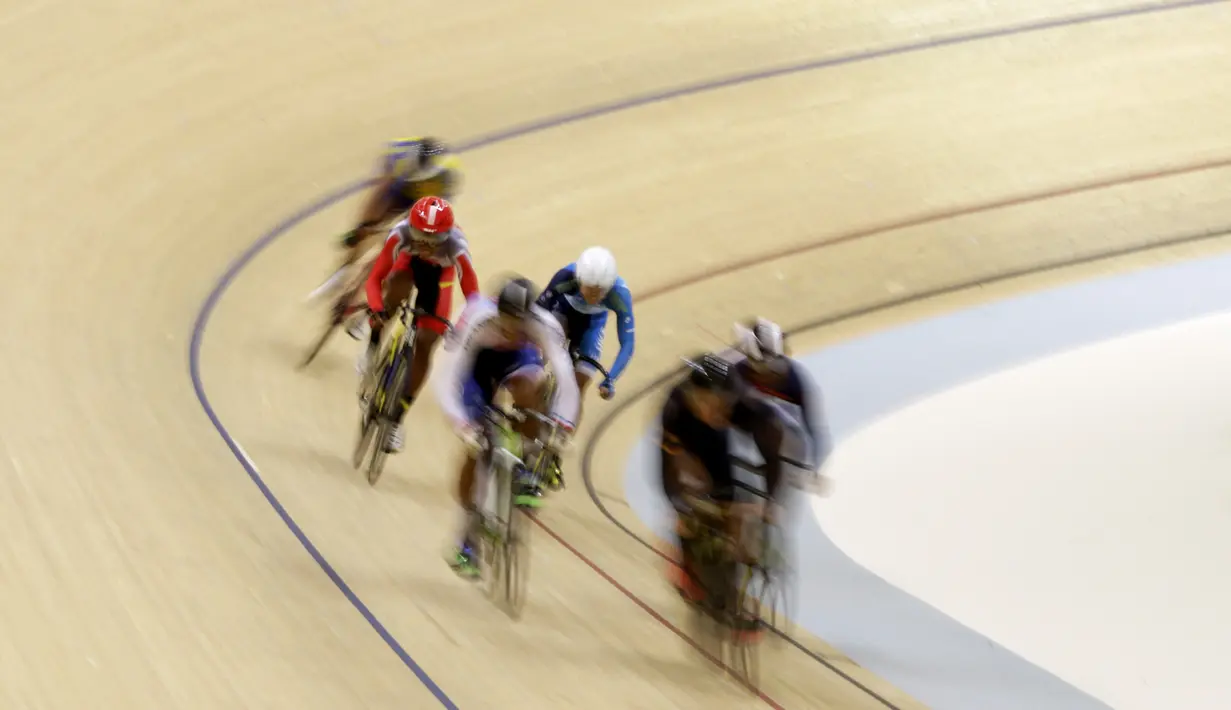 Para pesepeda memacu kecepatan pada nomor Men Junior Keirin saat Asian Track Championship 2019 di Jakarta International Veledrome, Jakarta, Kamis (10/1). Kejuaran balap sepeda ini akan berlangsung hingga Minggu (13/1). (Bola.com/Yoppy Renato)