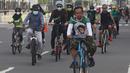Sejumlah pesepeda melintas di salah satu ruas Jalan Sudirman-Thamrin, Jakarta, Minggu (3/1/2021). Sejumlah aktivitas pesepeda melintasi jalan sudirman-thamrin di minggu pertama 2021, meski Car Free Day saat ini belum diberlakukan karena PSBB. (Liputan6.com/Herman Zakharia)