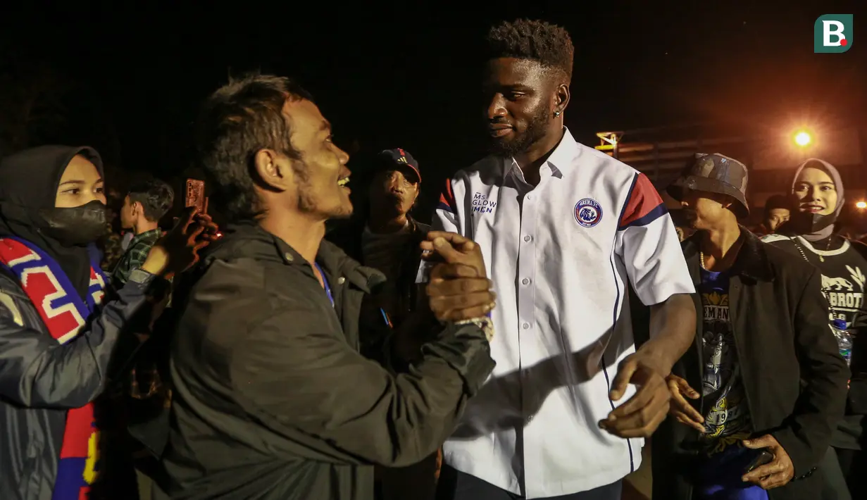 Doa bersama mengenang tujuh hari Tragedi Kanjuruhan juga dihadiri pemain Arema FC. Salah satu yang hadir adalah Abel Camara. (Bola.com/Bagaskara Lazuardi)