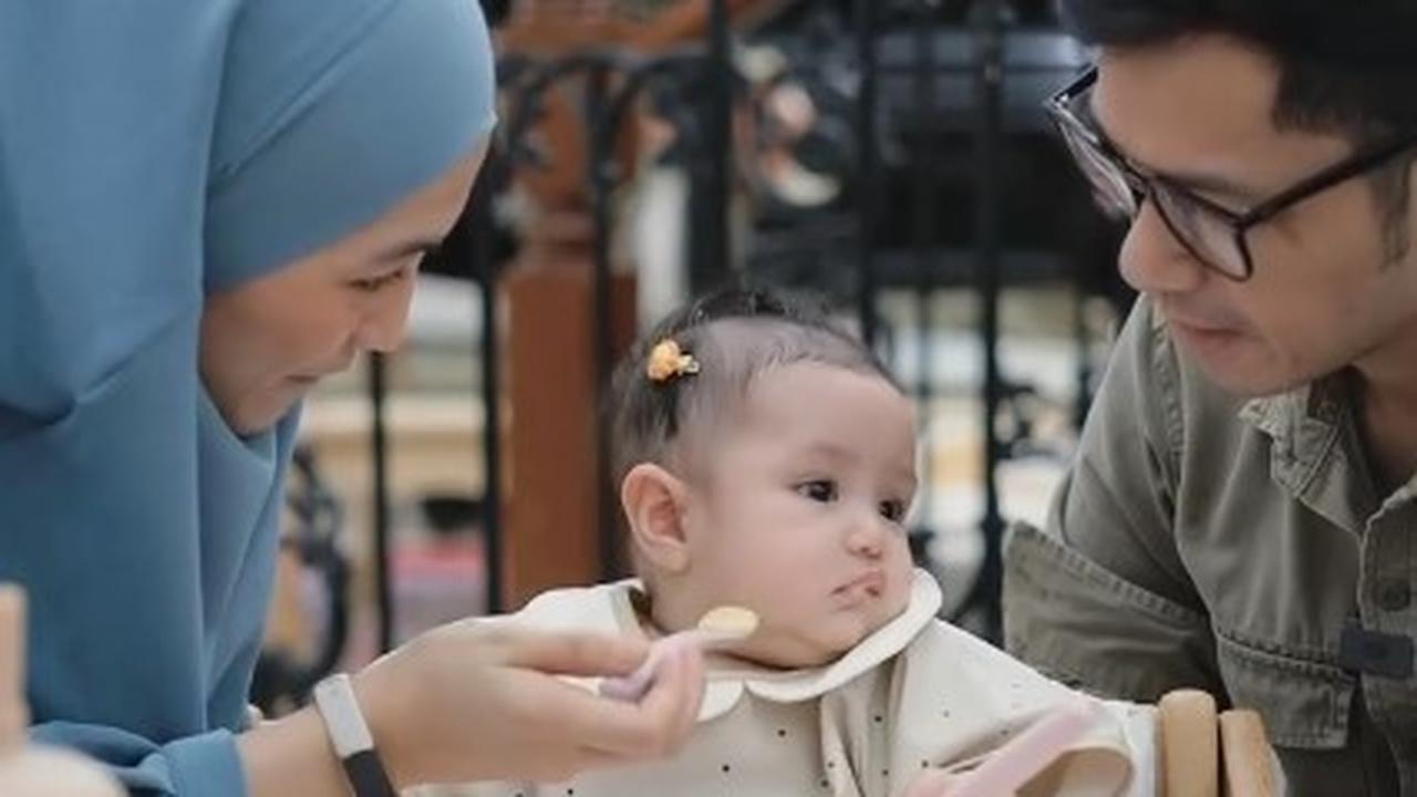 Momen Anak Bungsu Alyssa Soebandono MPASI Pertama, Begini Reaksinya - Dibuatkan Sendiri oleh sang Ibu