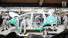 Pekerja menyelesaikan perakitan mobil Mistubishi Xpander di Cikarang, Jawa Barat, Selasa (3/10). Kendaraan model MPV ini dirancang seiring meningkatnya permintaan konsumen Indonesia terhadap kendaraan berkualitas tinggi. (Liputan6.com/Immanuel Antonius)