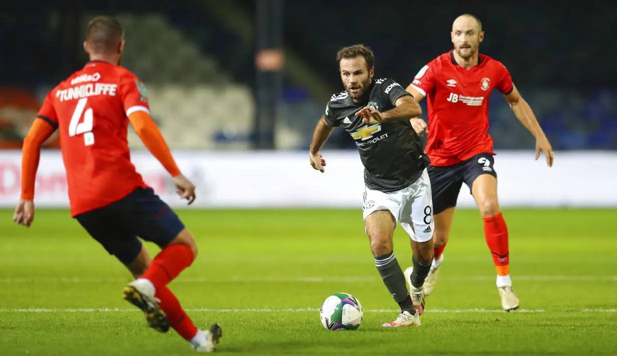 Gelandang Manchester United, Juan Mata, berusaha melewati pemain Luton Town pada Piala Liga Inggris di Stadion Kenilworth Road, Rabu (23/9/2020). Setan Merah menang dengan skor 3-0. (Cath Ivill/Pool via AP)