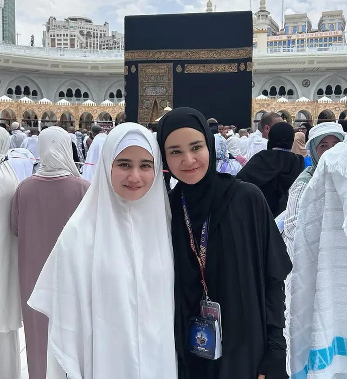 7 Potret Tissa Biani Umroh Bareng Pemain Film 'Assalamualaikum Baitullah'