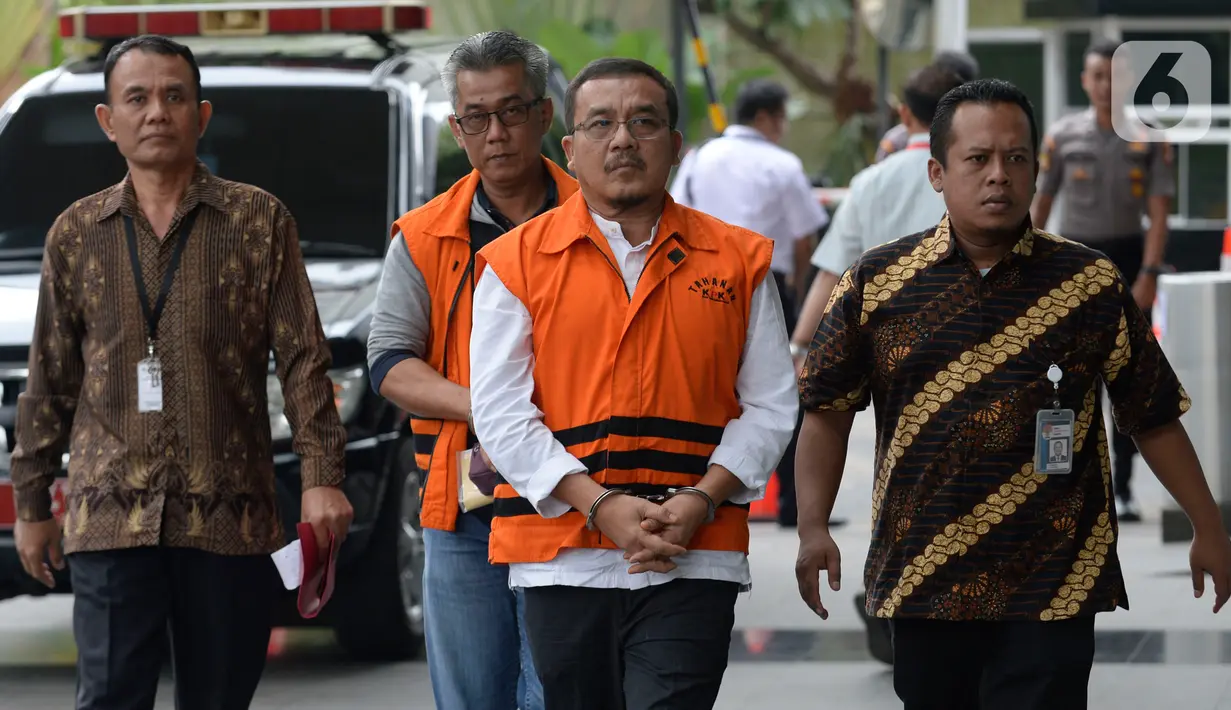 Kabid Jalan di Dinas PUPR Kabupaten Indramayu, Wempy Triyono (kedua kiri) dan Kadis PUPR Pemkab Indramayu, Omarsyah tiba di Gedung KPK, Jakarta, Jumat (31/1/2020). Kedua tersangka diperiksa dalam kasus suap terkait pengaturan proyek di lingkungan Pemkab Indramayu Tahun 2019 (merdeka.com/Dwi Narwoko)
