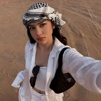 Davina Karamoy tampil memukau di tengah lanskap gurun Dubai dengan gaya yang memadukan sentuhan Timur Tengah dan casual look. [@davinaakaramoy].