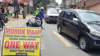 Petugas jaga polsek Malangbong, Garut, Jawa Barat nampak siaga mengamankan jalur mudik nasional Malangbong-Limbangan Garut. (Liputan6.com/Jayadi Supriadin)