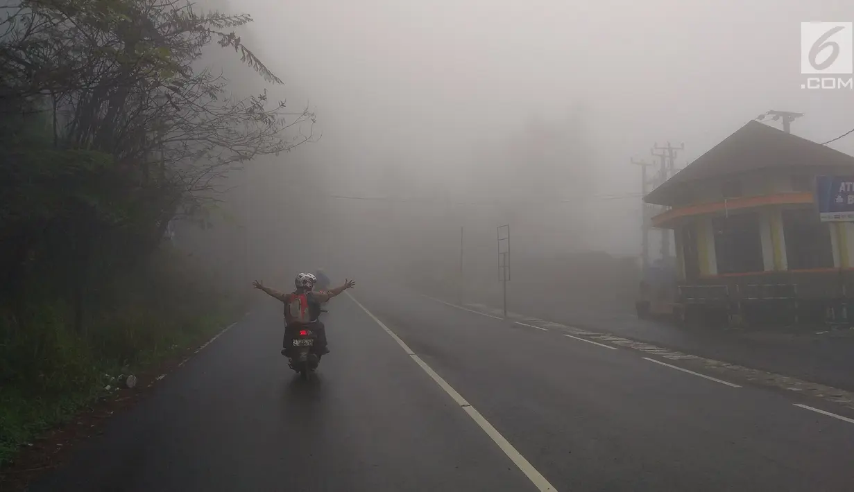 Pengendara melintasi jalanan yang lenggang di kawasan Puncak, Bogor, Jawa Barat, Rabu (14/2). Kawasan puncak sampai Cianjur itu lumpuh Setelah ditutupnya jalur ini sejak 5 Februari lalu karena longsor. (Liputan6.com/Achmad Sudarno)