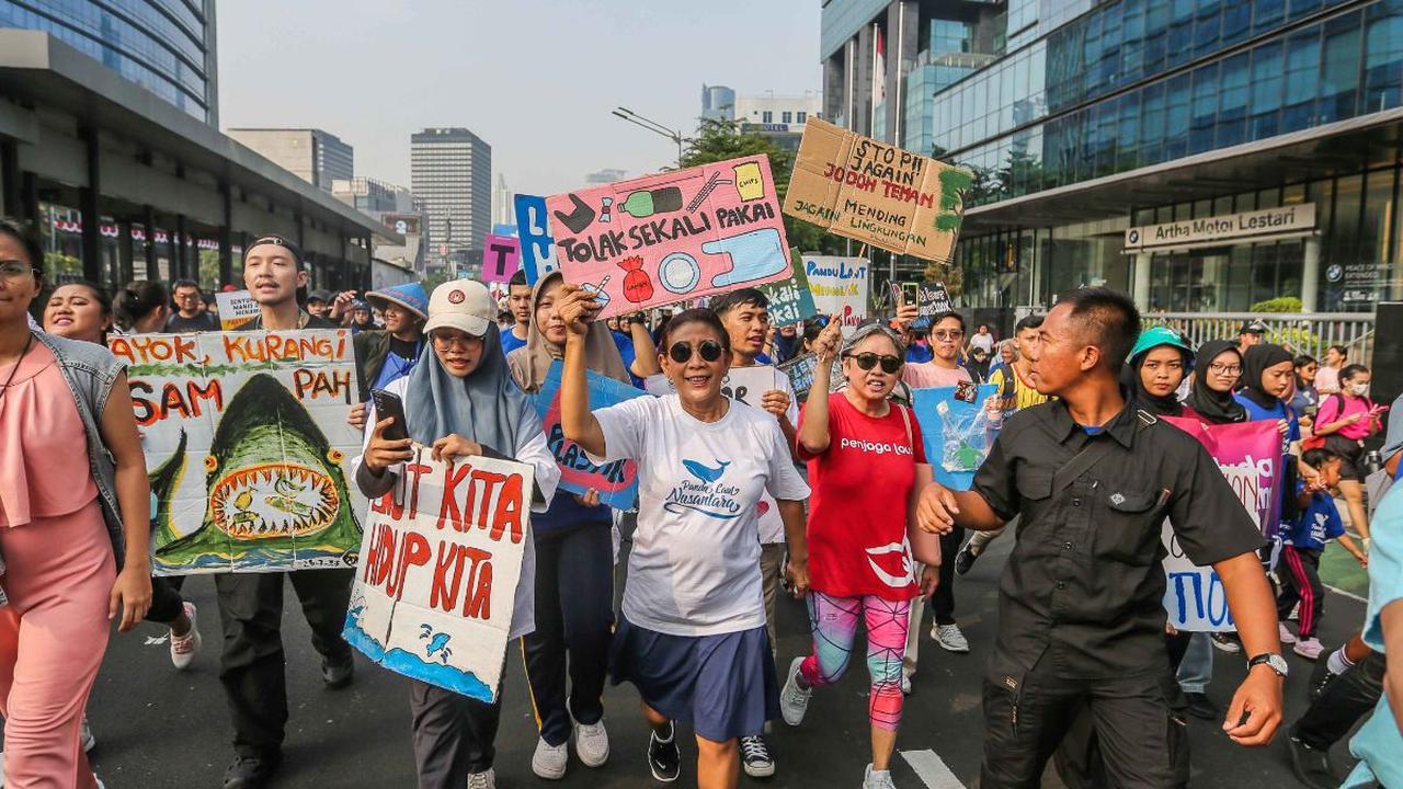 Mantan Menteri Kelautan dan Perikanan RI, Susi Pudjiastuti tampil berpartisipasi saat pawai bebas plastik bersama para aktivis lingkungan di Kawasan Sudirman, Jakarta, Minggu (30/7/2023).