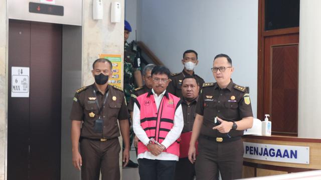 Menkominfo Johnny G Plate saat mengenakan rompi tahanan. Kejaksaan Agung menetapkannya sebagai tersangka korupsi pengadaan infrastruktur BTS. (dok Kejagung)