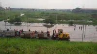 Jalur kereta di Porong terendam banjir (Liputan6.com/Dhimas Prasaja)