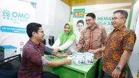 Direktur Astra Otoparts Prihatanto Agung Lesmono (kedua kanan) bersama Direktur PT. Ka Dua Empat Gesit Kuntadi (kanan) menyaksikan penggunaan OMO PRECISIO TENSIMETER TB-241, tensimeter digital bahasa indonesia yang berfungsi untuk mengecek tekanan darah tanpa harus memompa secara manual, Senin 25/11/2024) di Apotek K24 Cikajang Jakarta Selatan.